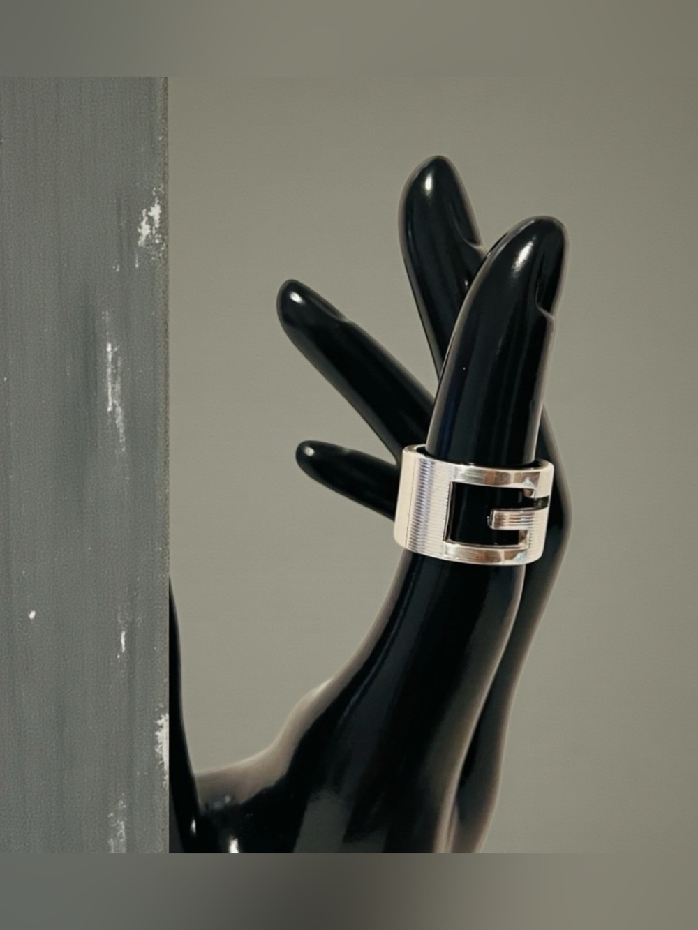 Gucci Cutout G Thick Band Silver Ring - Picture 7 of 12
